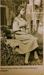 Manon Gropius sitzend im Garten